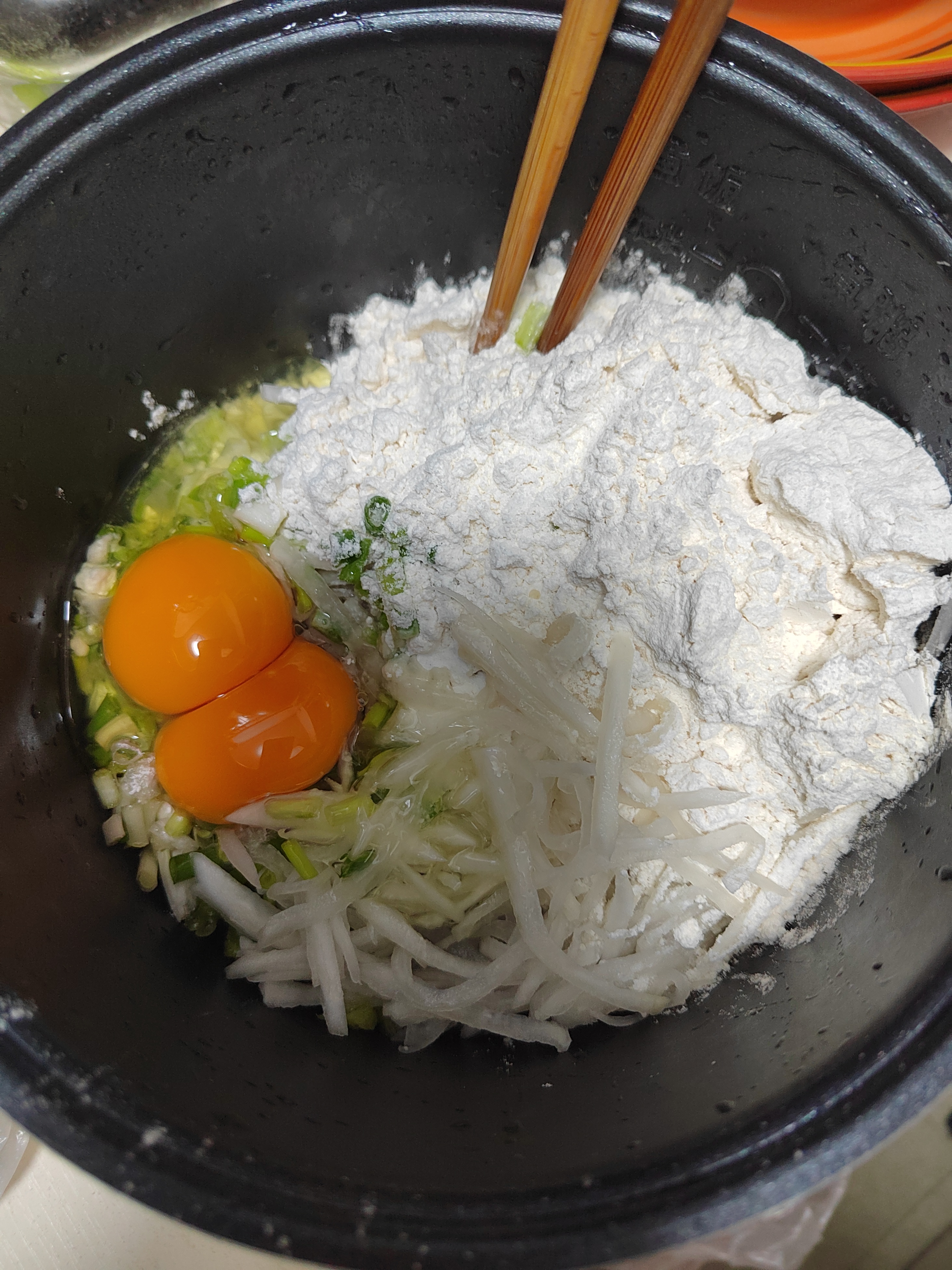 今天早餐用小的白萝卜切丝和鸡蛋香葱做了萝卜丝饼牛油果牛奶