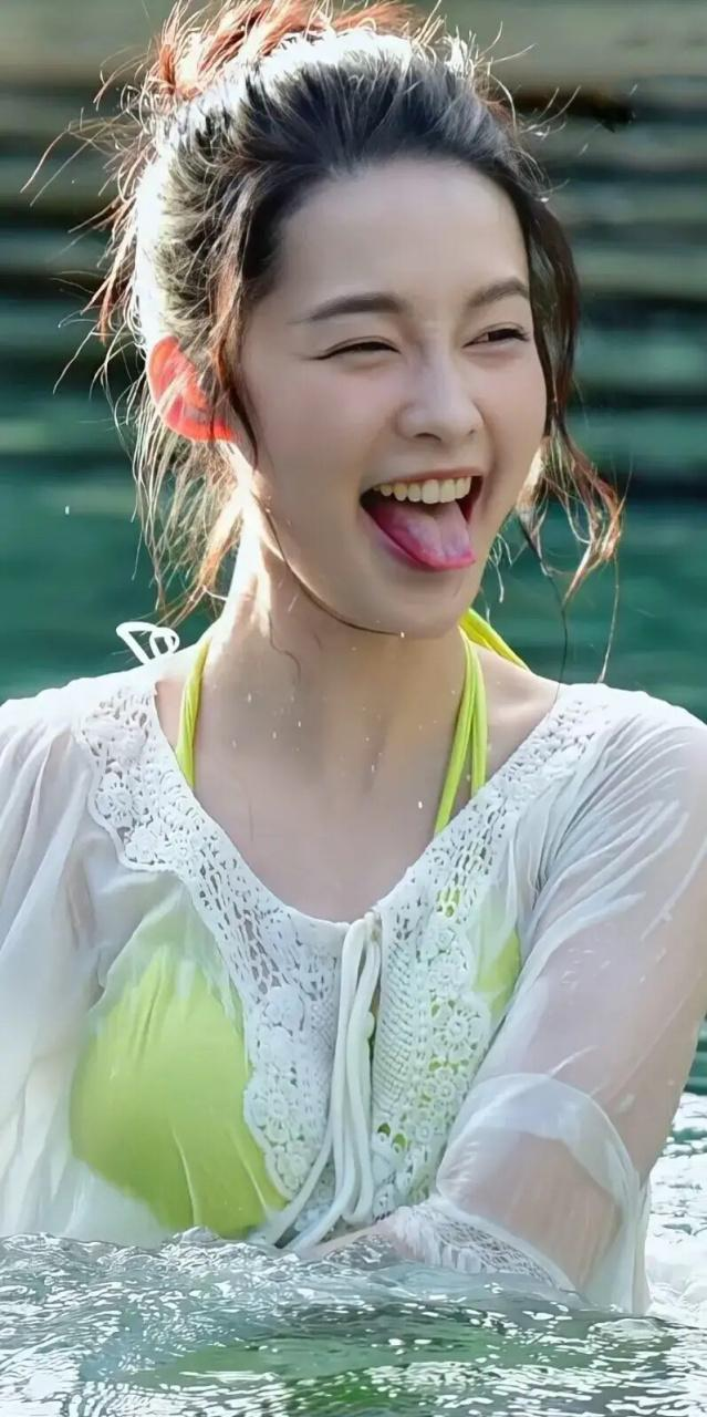 李沁泳装大放异彩!网友:女神一直在路上!