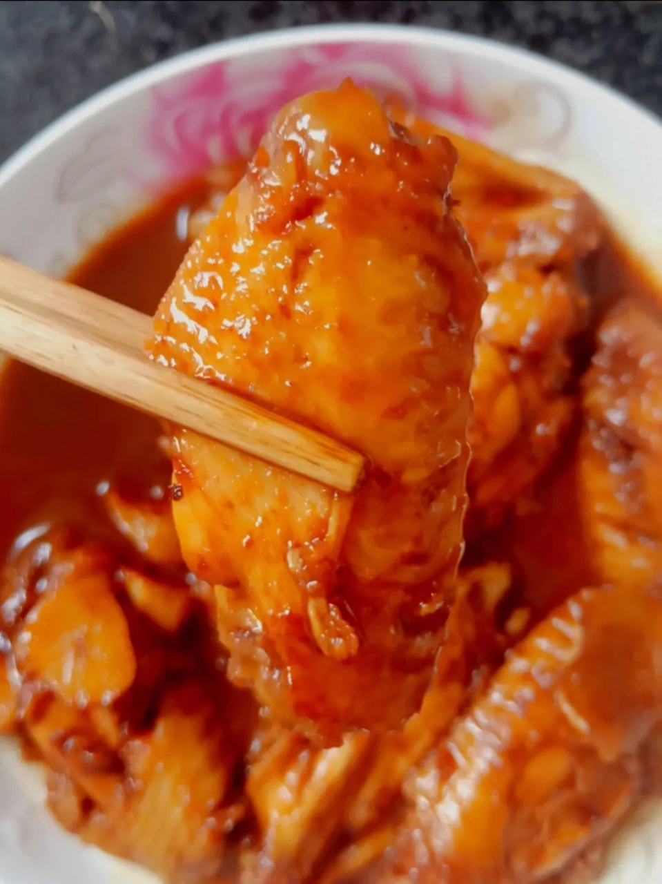 下面是它的具体制作步骤: 所需材料: - 鸡翅中 500克 - 可乐 1罐(约