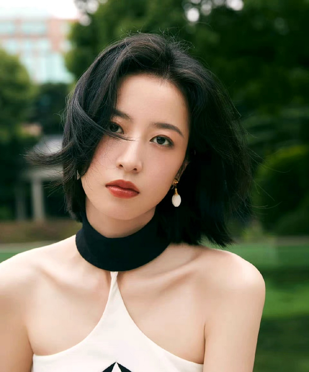 周雨彤  错过的不必都耿耿于怀  想得太深往往困顿终身  #周雨彤