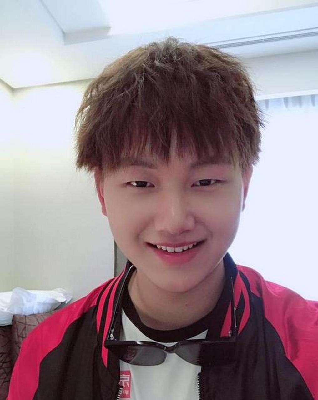 如何评价王者荣耀职业战队 qghappy 的上单位选手 fly(飞牛)?