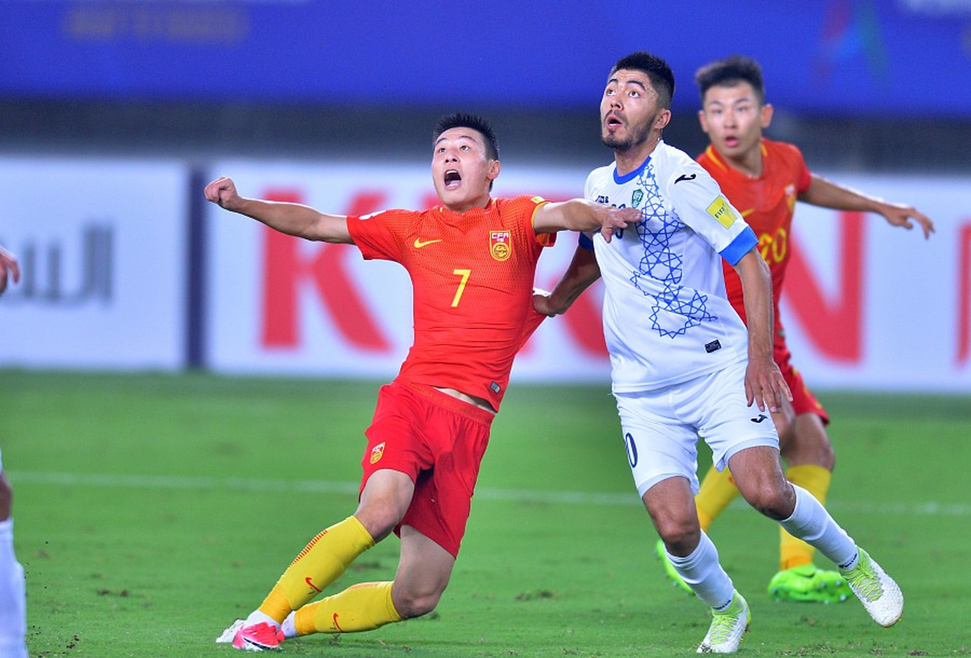 10月16日,中国男足主场对阵乌兹别克斯坦,结果令人大跌眼镜!