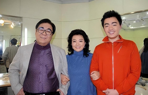 金铁霖唯一儿子追悼会上哭成泪人,现任妻子与前妻皆未出席