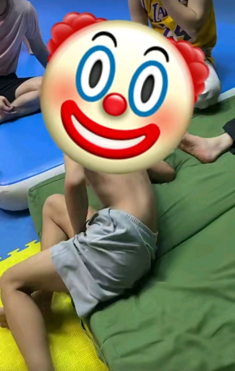 网友:怎么压腿才能不那么痛苦,求求了,孩子要疼死了!