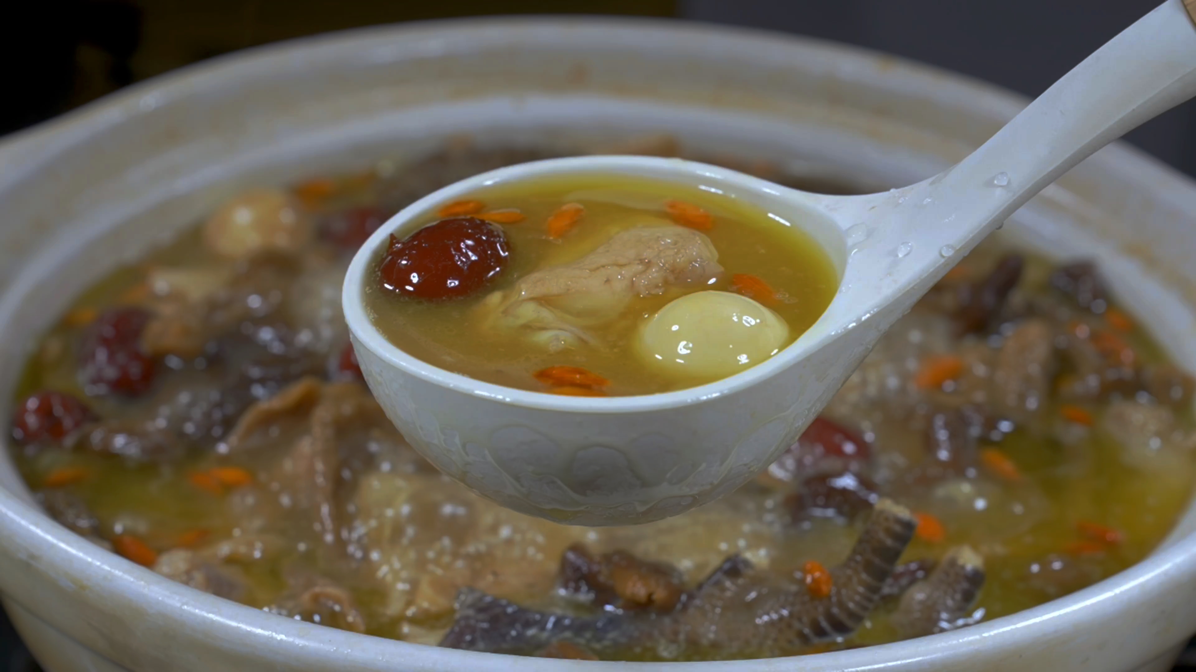 炖鸡汤切记不能乱炖,掌握这个正确的方法,汤鲜肉嫩,色香味俱全