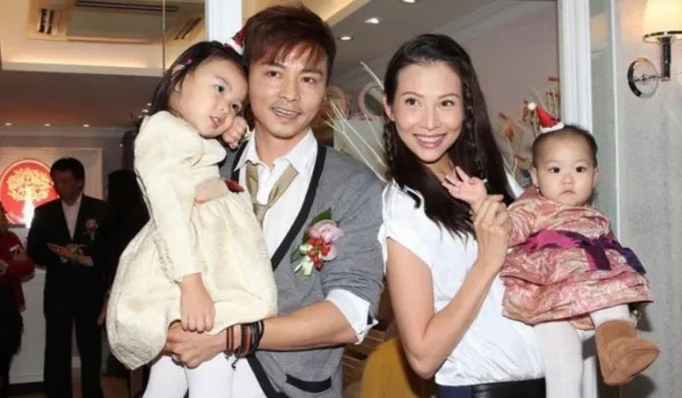 一次,主持人问张晋:"你老婆蔡少芬被刘銮雄包养过,分开还给了1.6亿分