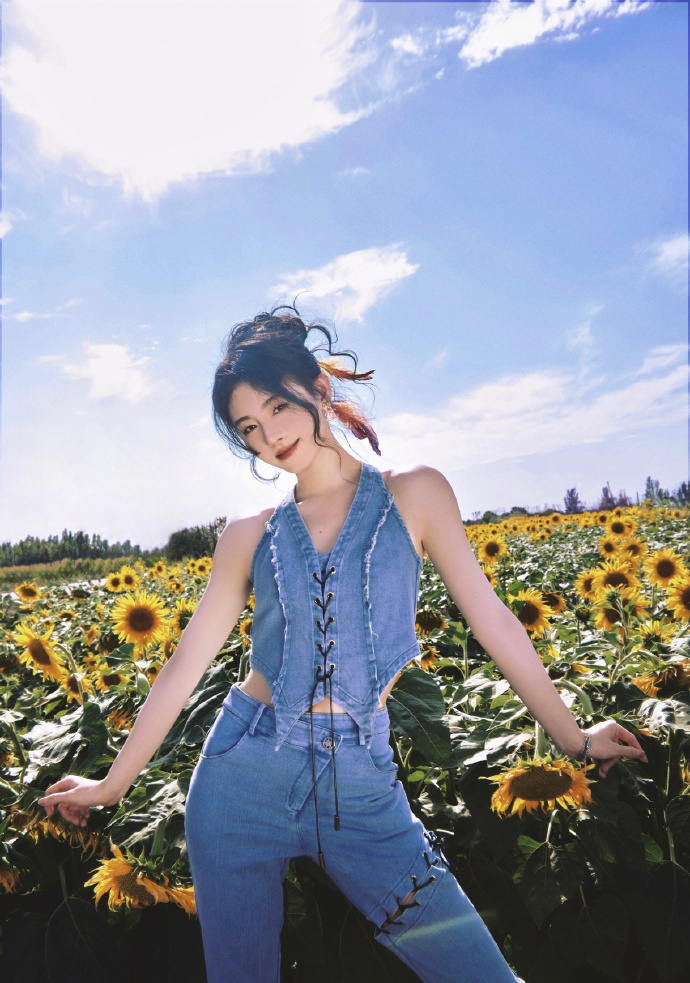 组图：鞠婧祎穿牛仔套装化身向日葵女孩 露香肩美背肌肤吹弹可破