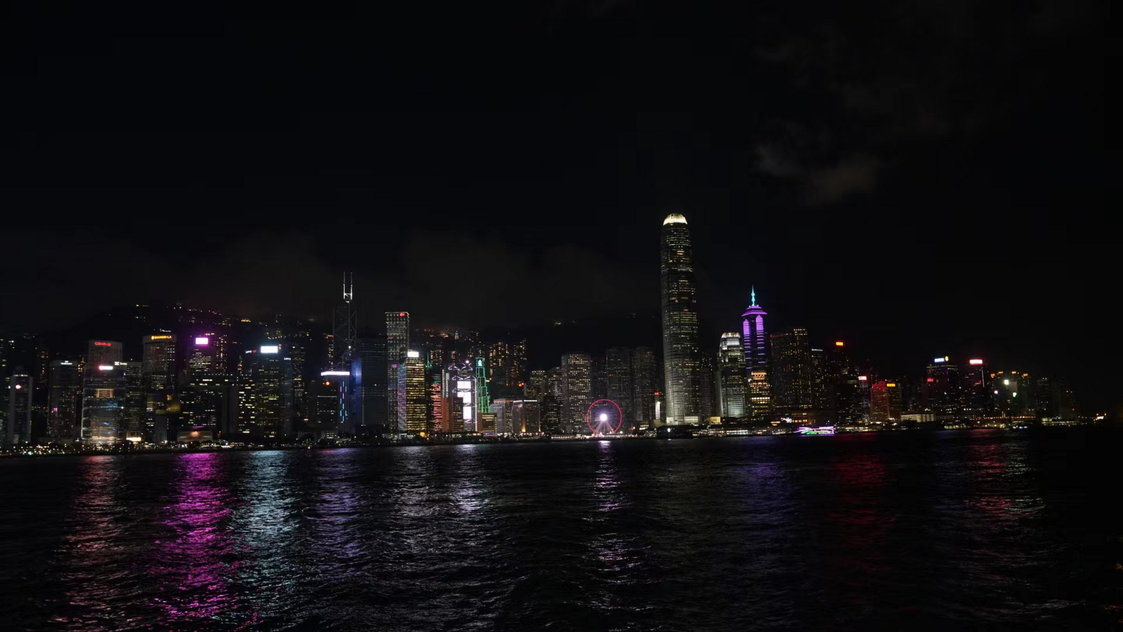 维多利亚港夜景还是那么美,让人忍不住驻足欣赏,感觉好像有很久没有