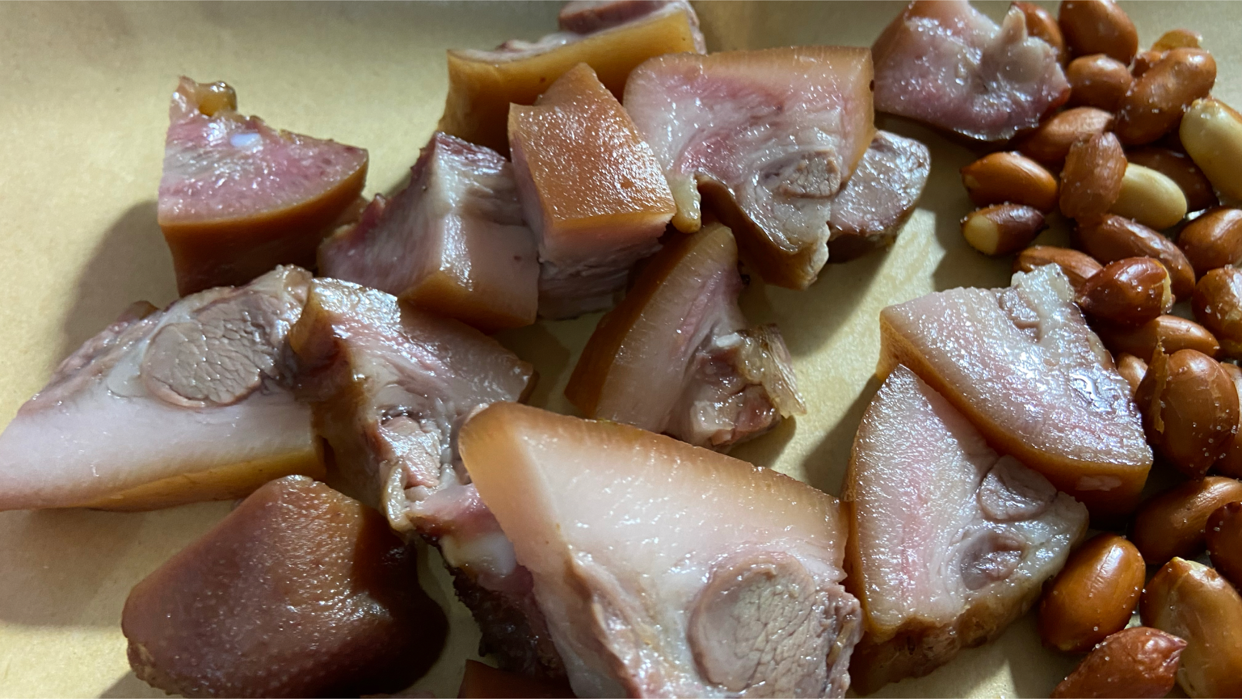 9块钱的猪头肉,5块钱的凉拌菜,简单喝点