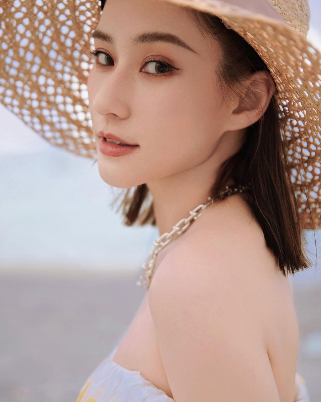 还问网友,戴草帽拍照好看吗 #明星动态# #明星穿搭# #何超莲