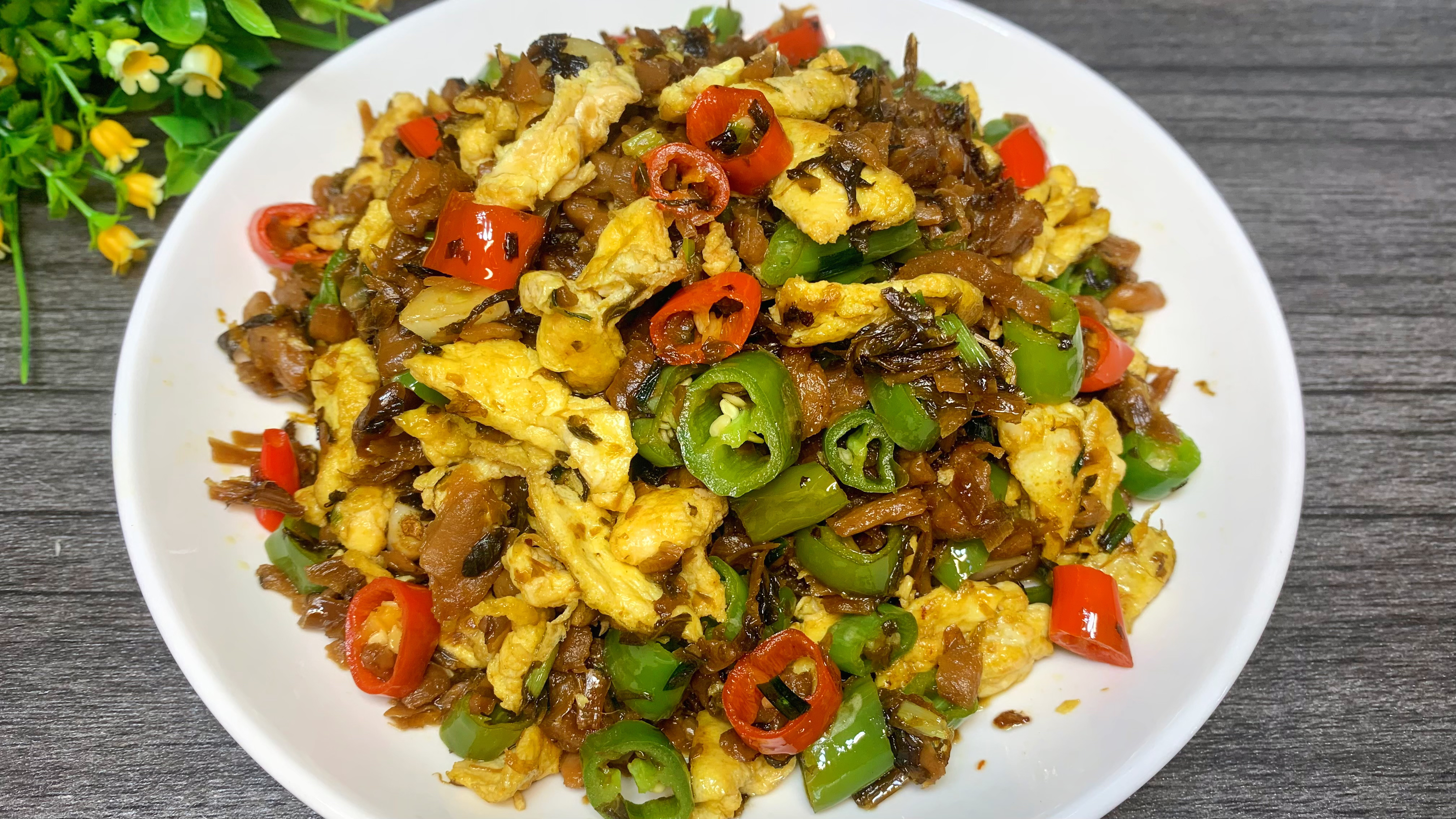 家常菜外婆菜炒鸡蛋这样做,鲜香入味,香辣开胃,真的好吃又下饭