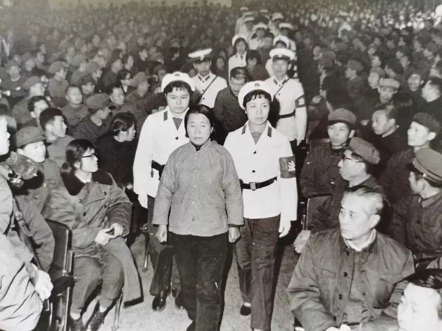 王守信曾经担任黑龙江省宾县燃料公司经理.