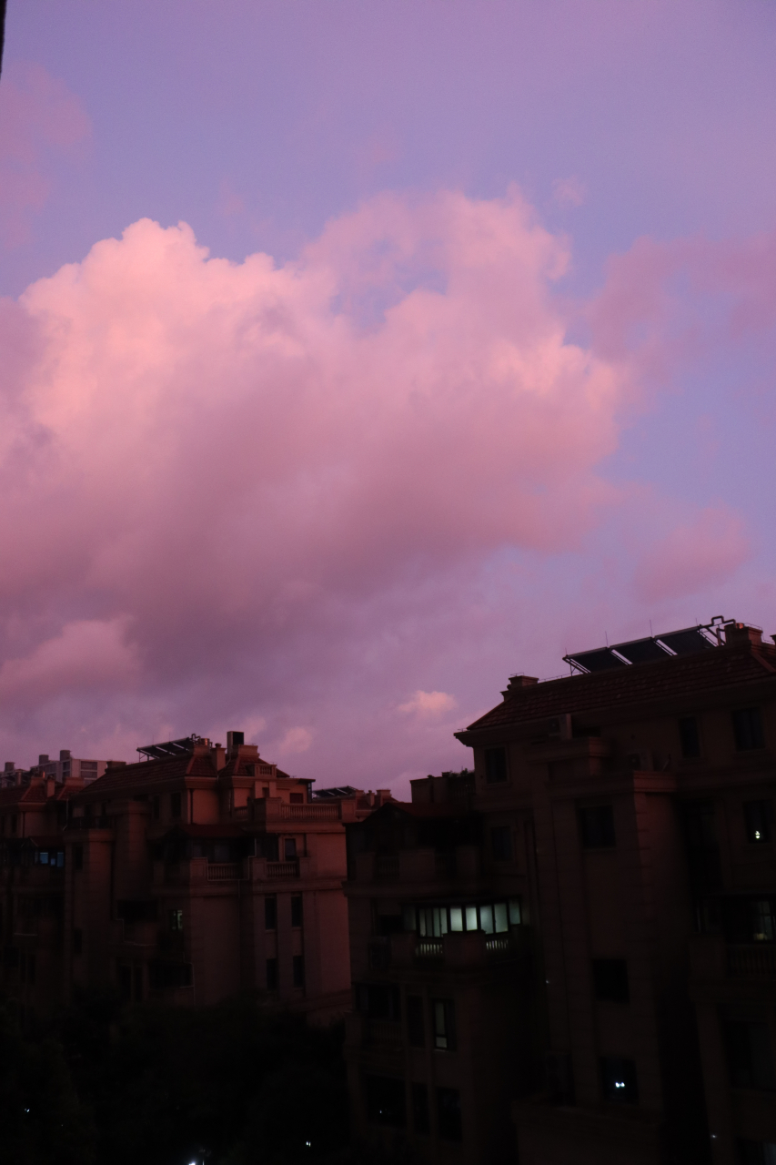 偶遇浪漫粉色的天空,仿佛是一个大幕布,大片大片云朵78游走,有种你