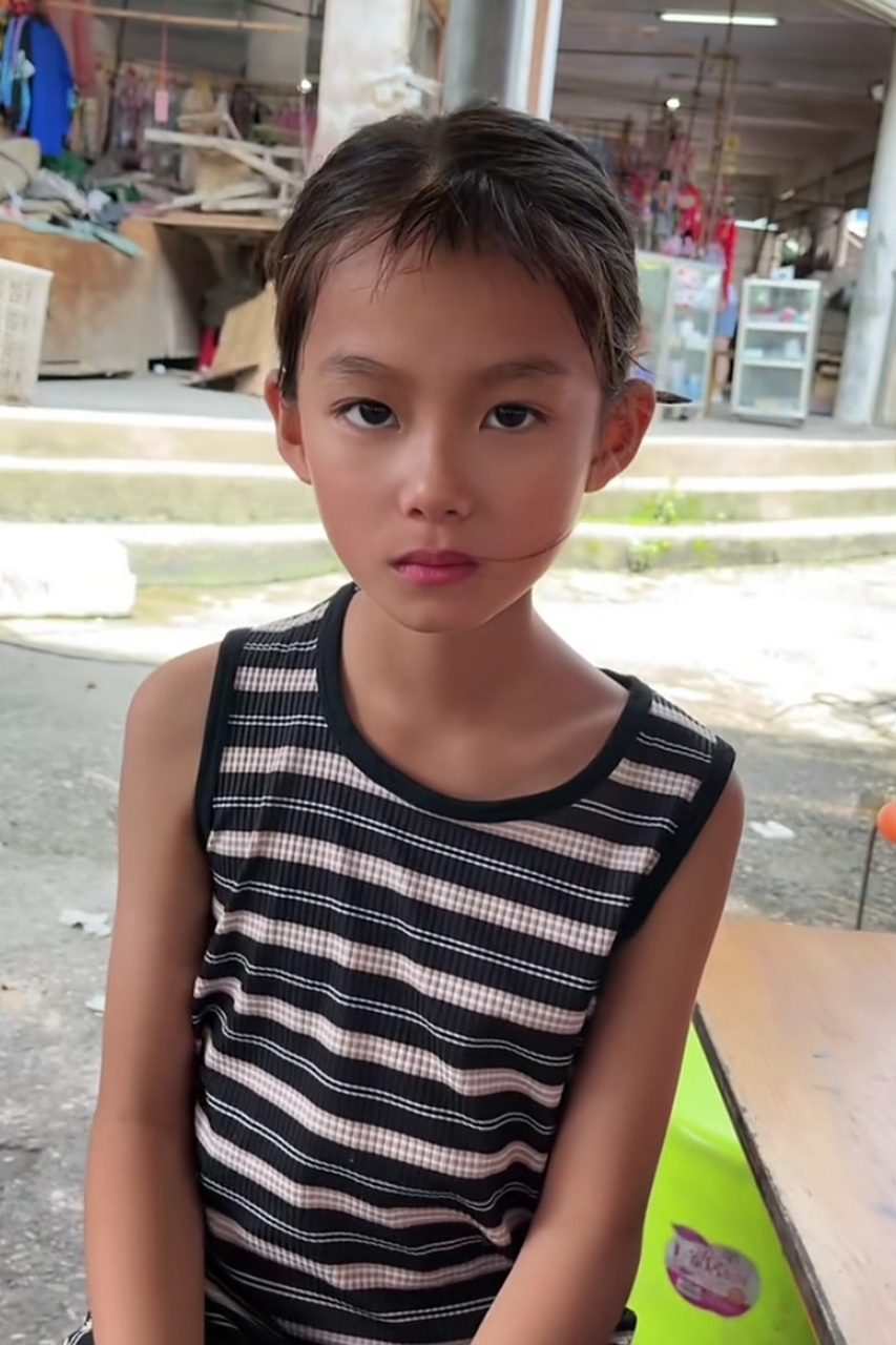 农村小女孩撞脸张婧仪,不屈倔强的小脸讨人喜欢.