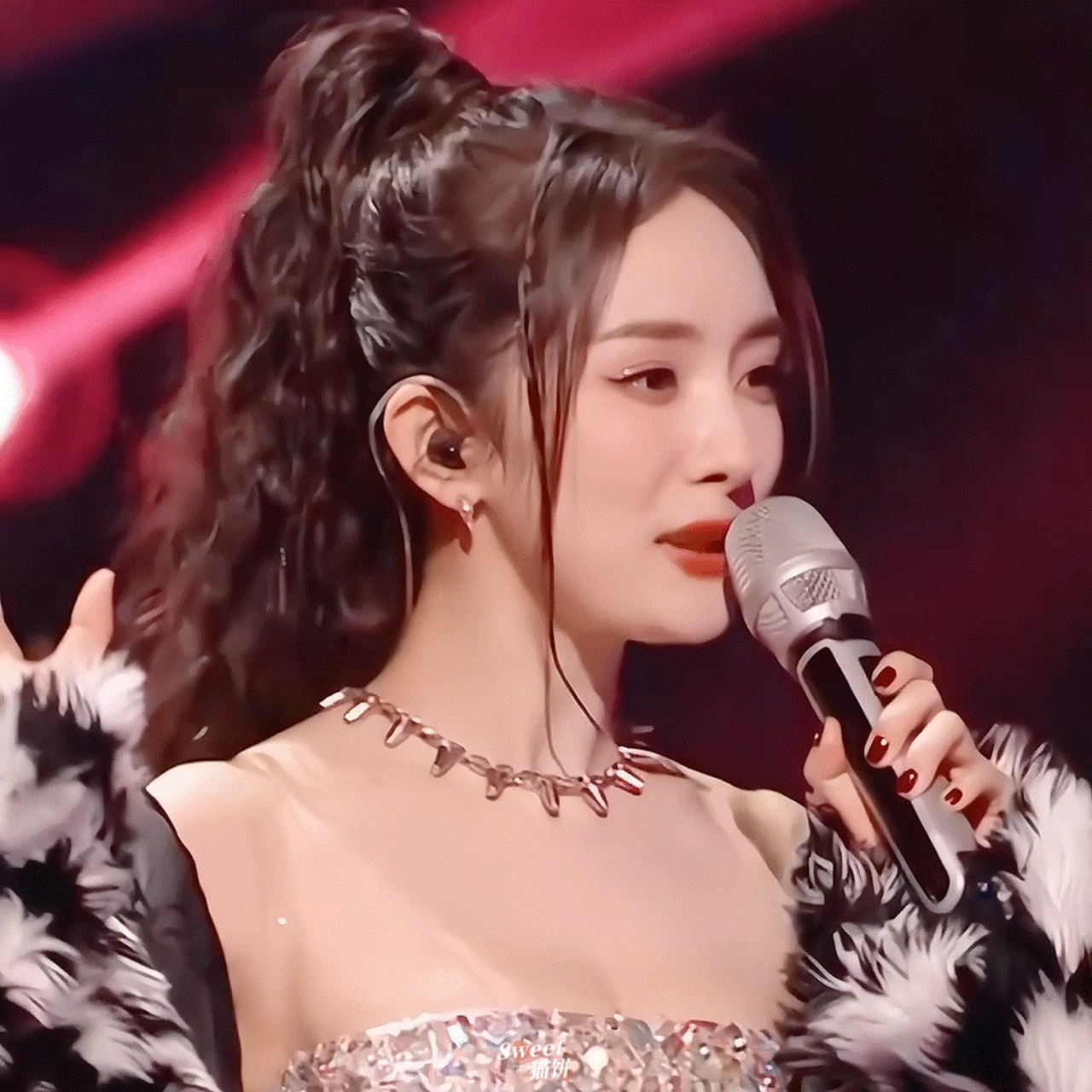 杨幂跨年演唱会,被称为性感尤物!