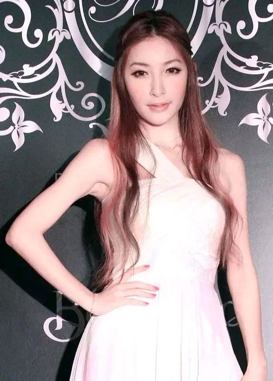 著名模特许维恩[心] 完美身材  五官标致  性感迷人[鲜花][鲜花][鲜花