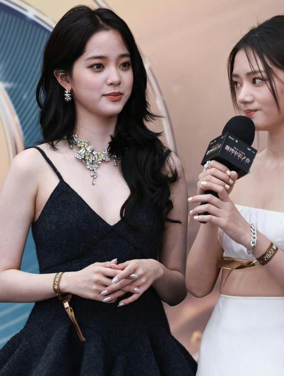 欧阳娜娜和任敏同台,感觉任敏表现的很不自信,是知道自己的美貌被碾压