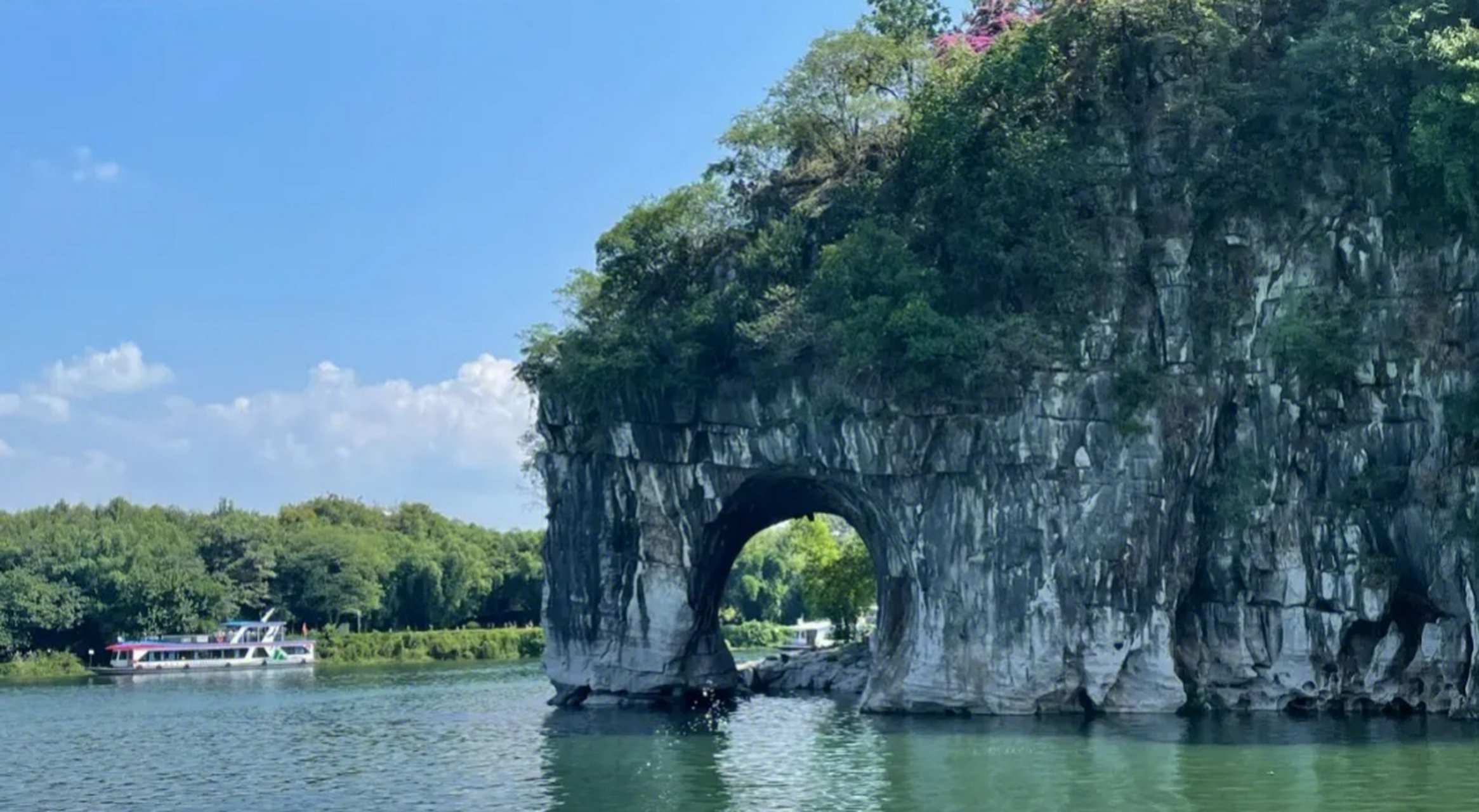 桂林山水甲天下#  象鼻山位于桂林市中心,是桂林城的标志之一.