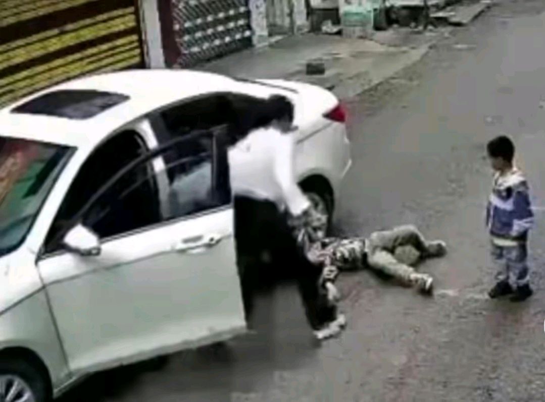 小男孩被轿车撞倒遭一碾再碾发出惨叫,再证许多女性不适合开车