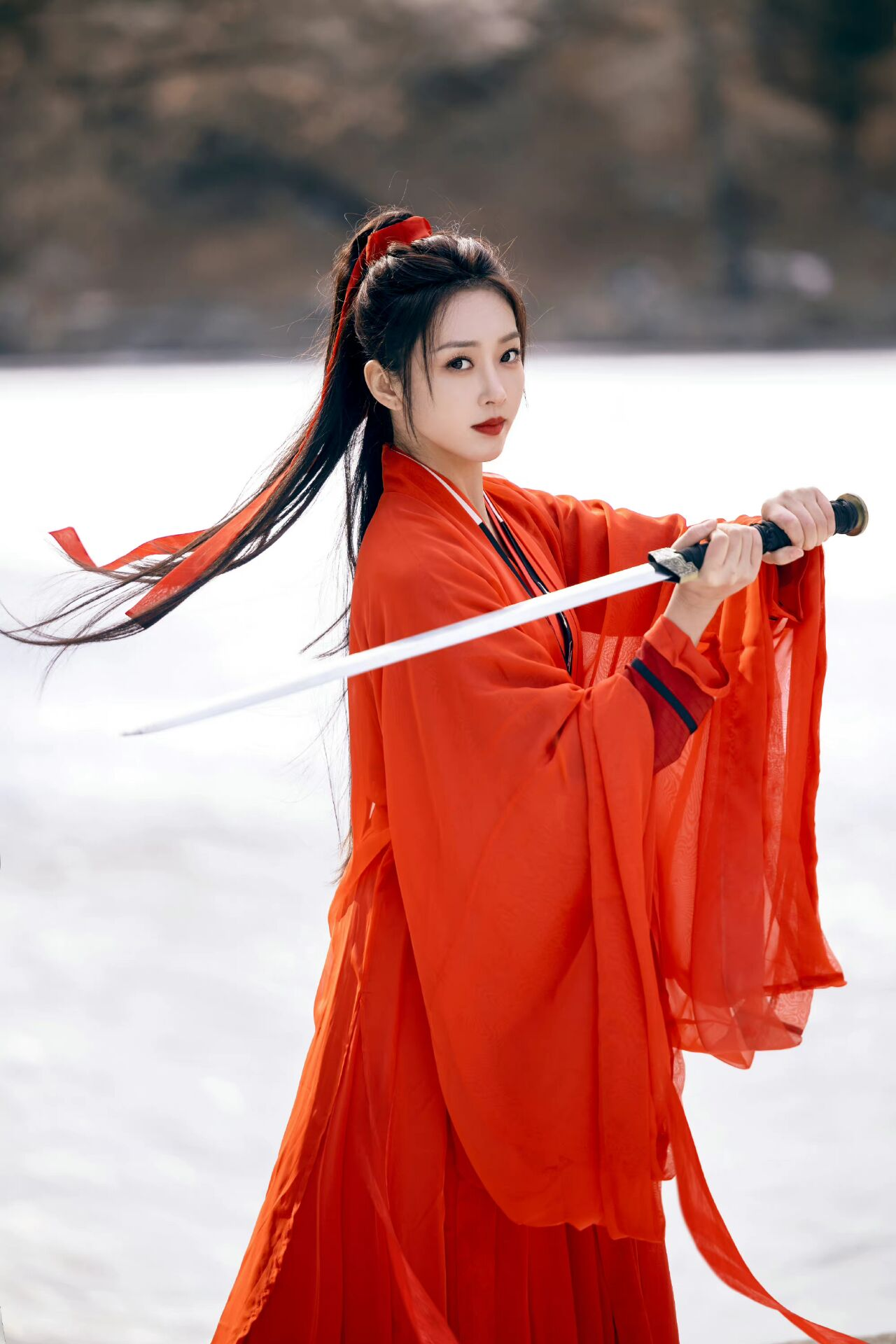 "滤镜美白"都比不上!宣璐红衣古装又飒又美,粉丝看了也喊绝