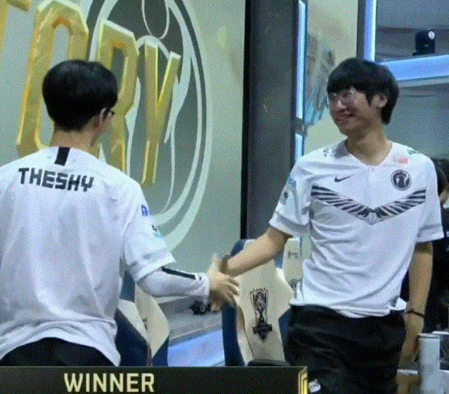 s9全球总决赛,ig上野theshy姜承録,ning高振宁赢下关键局后握手,成为