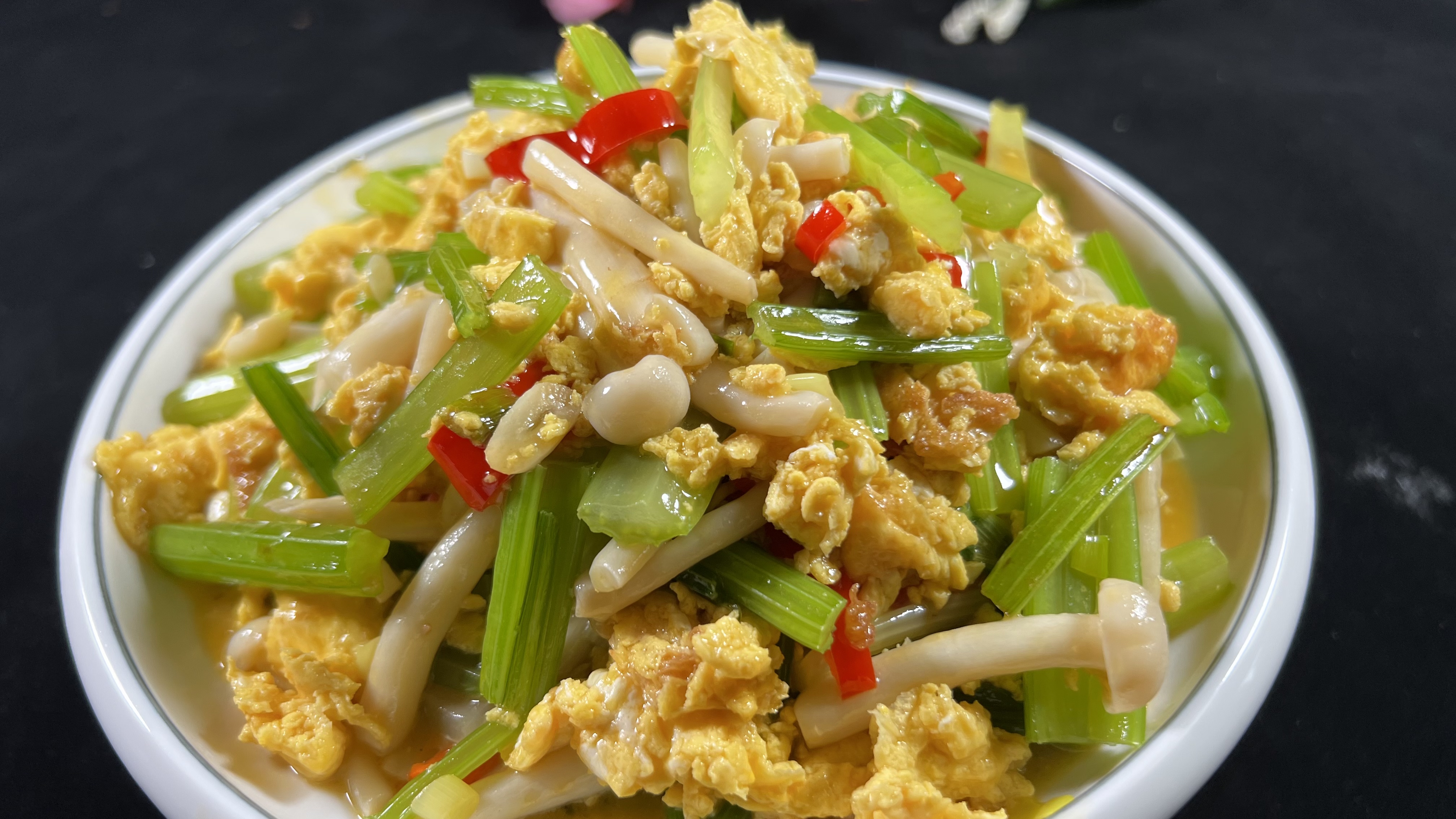 芹菜炒鸡蛋这样做营养丰富,简单好吃下酒又下饭,赶快动手做起来