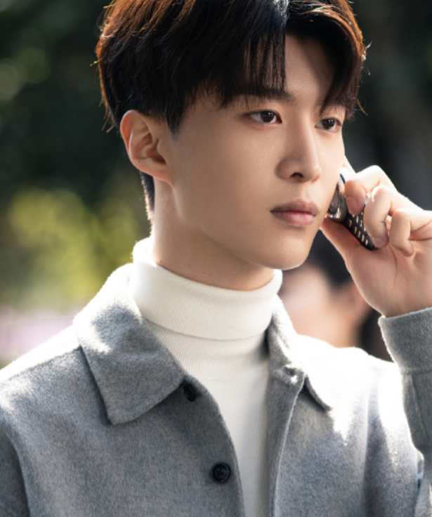 《曾少年》引人注目的原因关晓彤迷人的美腿,范丞丞独特的时尚