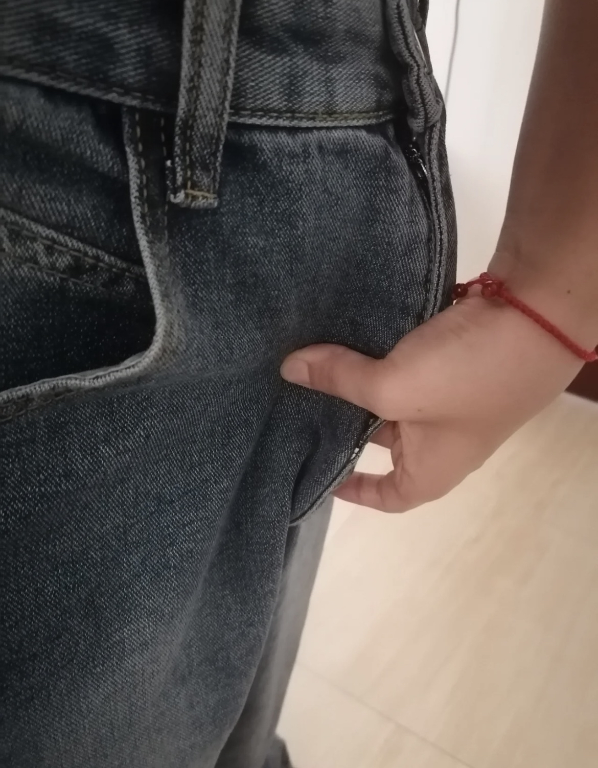 乐享周末裤子前面总是凸起裤子太大图片穿着裤子鼓起来很大牛仔裤