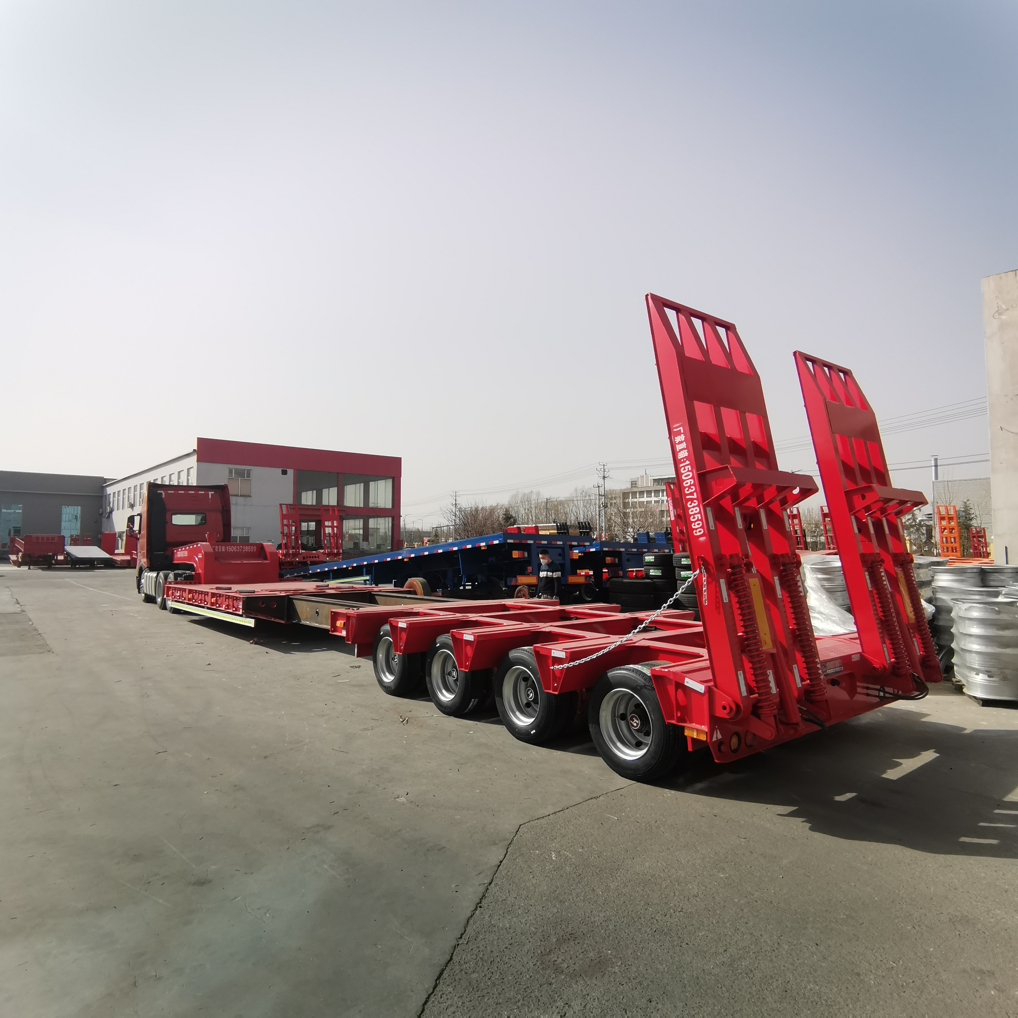 抽拉式大件运输四线八轴低平板半挂车液压爬梯升降牵引板