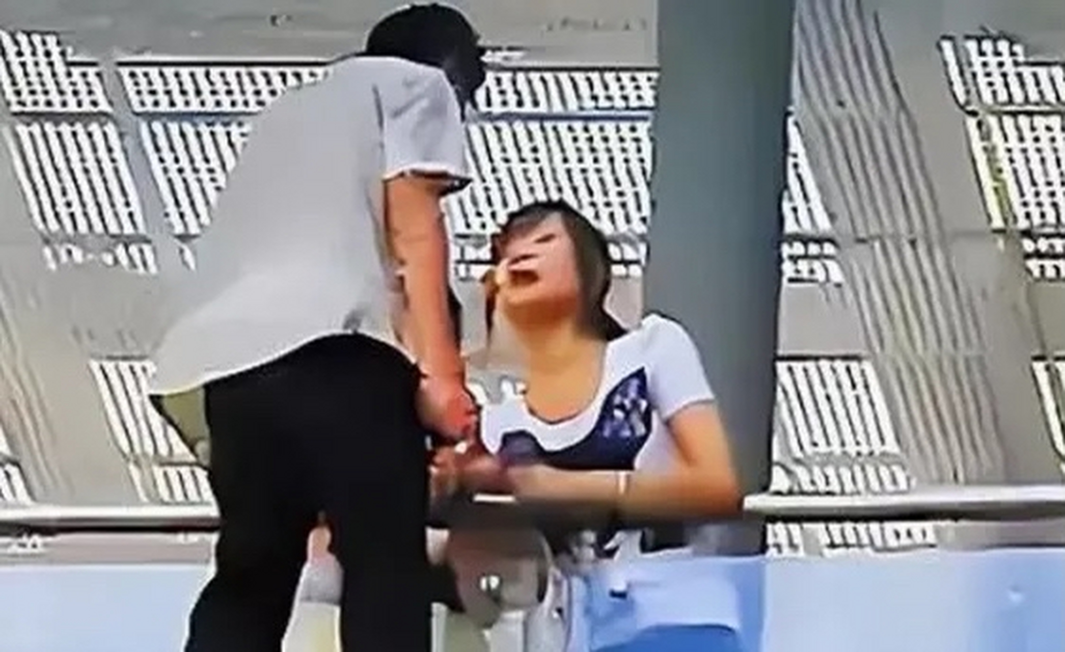 "没人要你,我要."2011年,深圳一天桥上一名少年欲跳桥轻生.