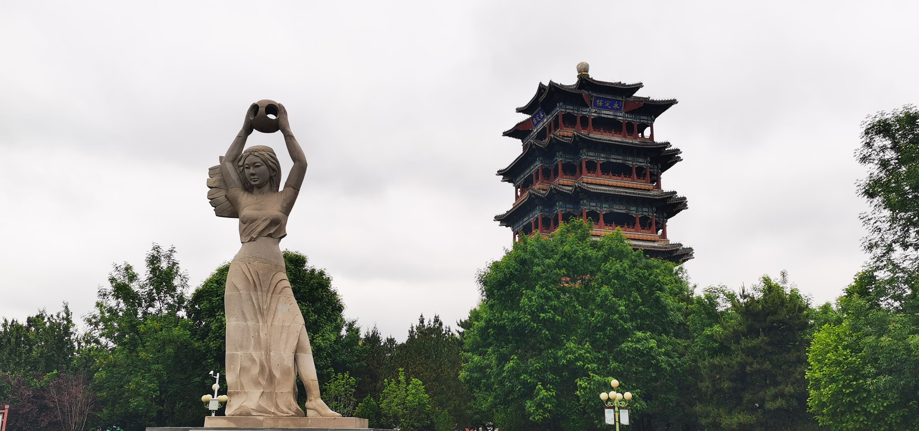 永定楼位于永定河畔,200米文化长廊展示门头沟的历史变迁和发展