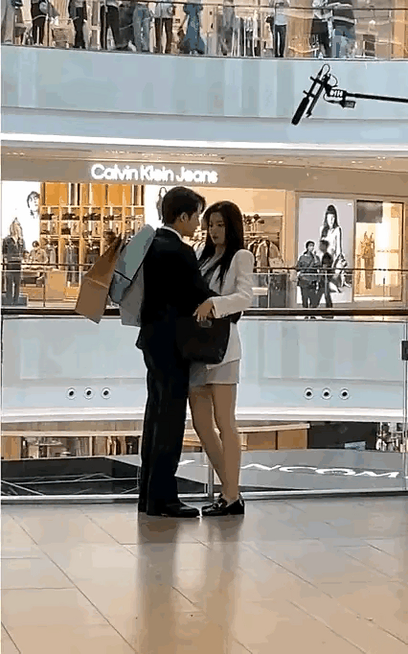 人的身体语言真的说不了谎,王楚然和檀健次拍拥抱戏的时候身体很明显