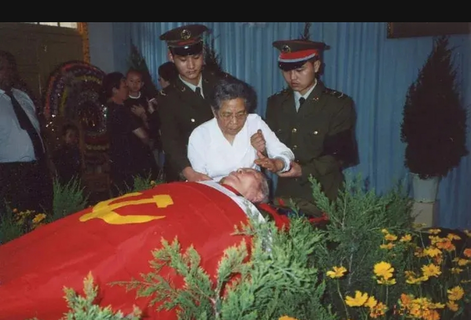 这是2005年,开国少将张显扬,一张罕见的遗容,照片中他的遗体躺在鲜花