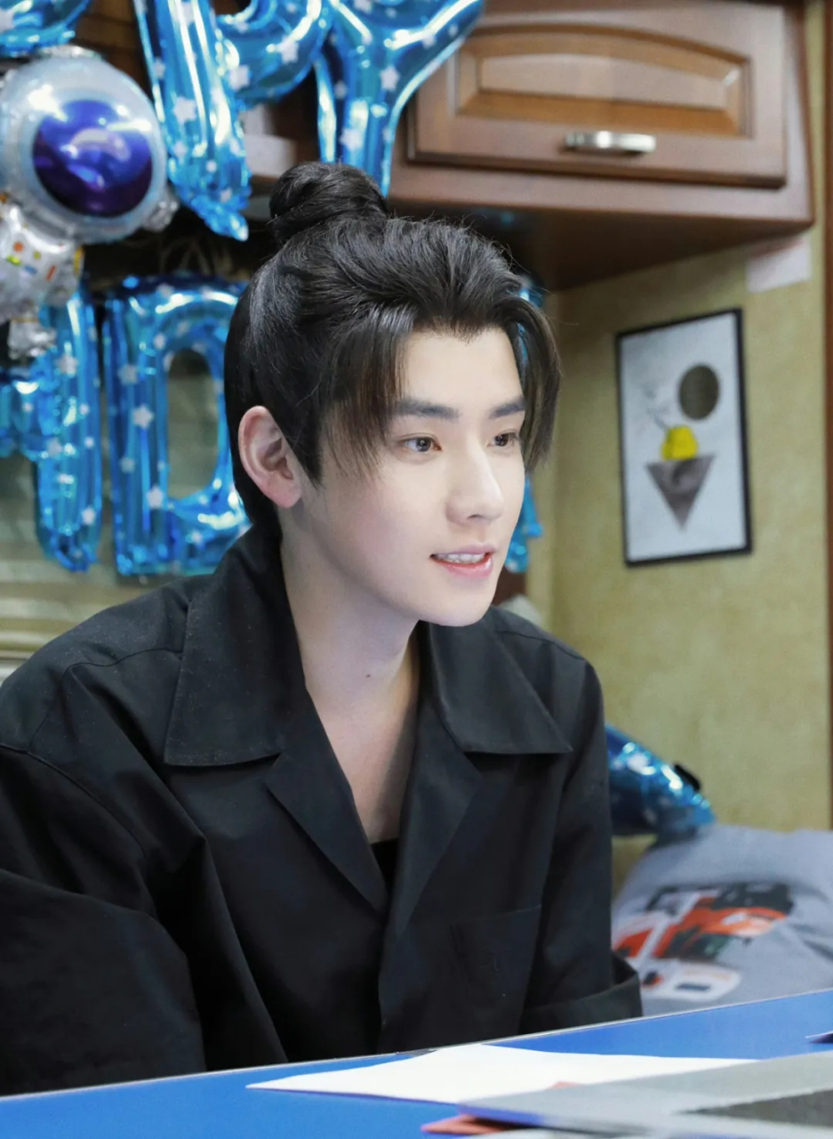 曾经六边形塌房,无脑支持日本的爱豆任豪出来给自己挽尊了,在日本宣布