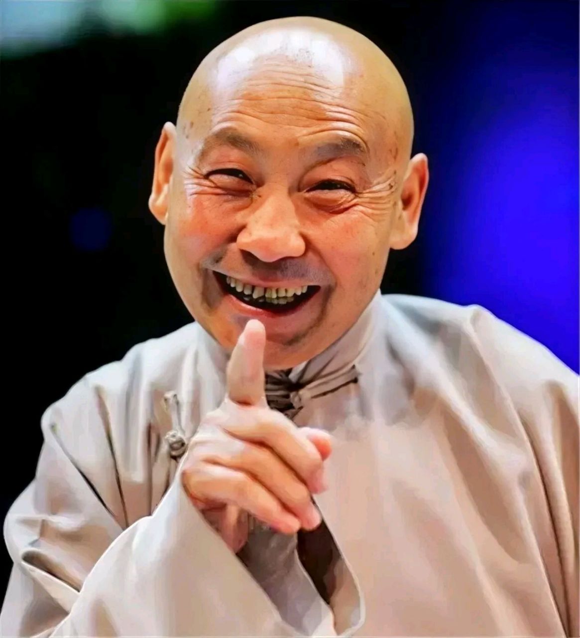 突然,一个年轻的相声演员问王文林:"文林老师,您说相声这么多年,有没