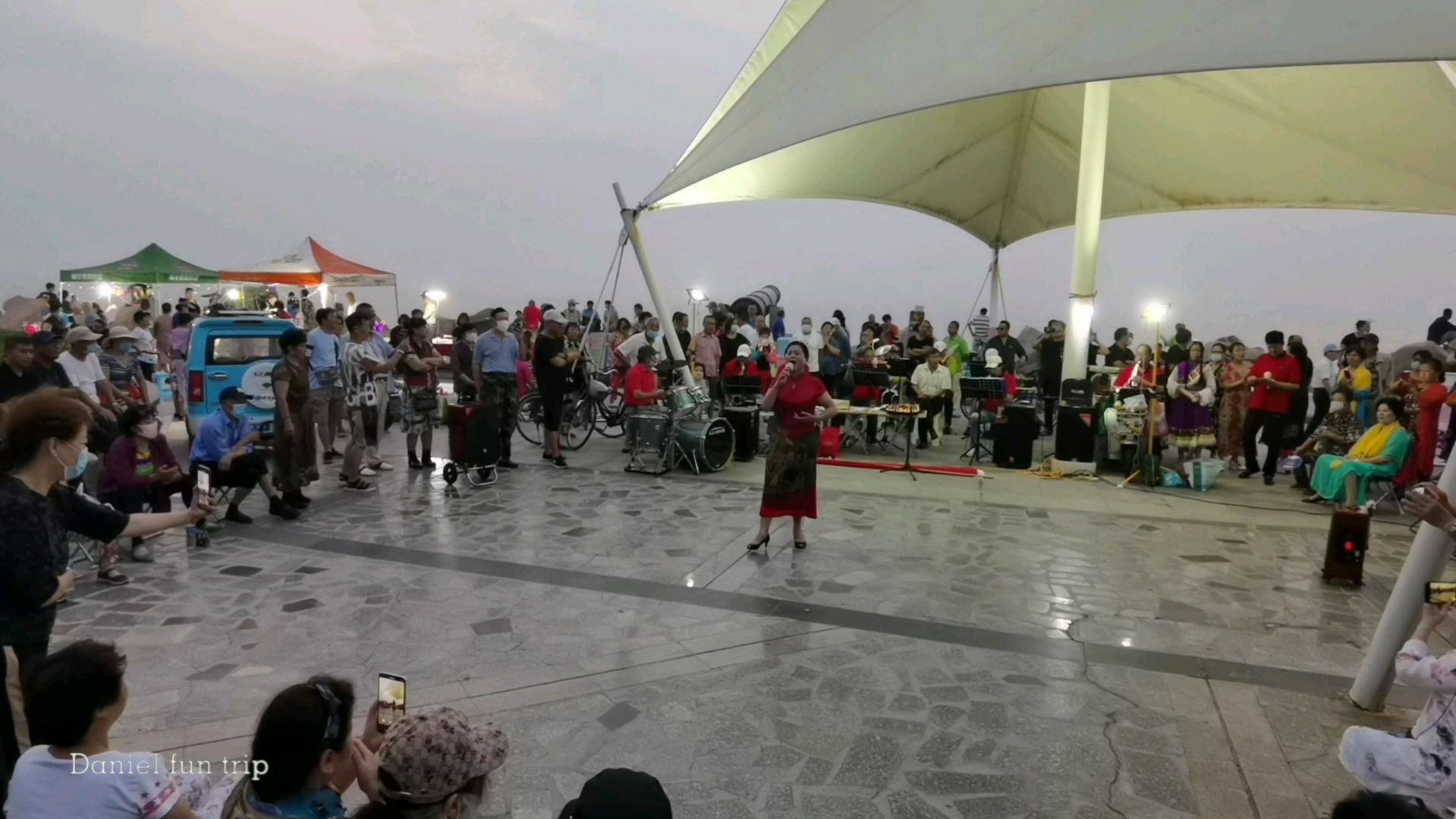 夜幕下的龙口东海,海滨广场唱歌跳舞摆地摊,太热闹了!