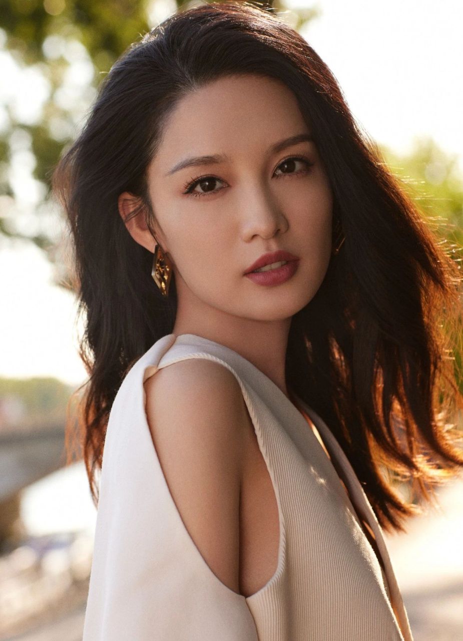 李沁品牌方广告写真. 这身穿搭很有层次感, 戴墨镜更增加了酷感.