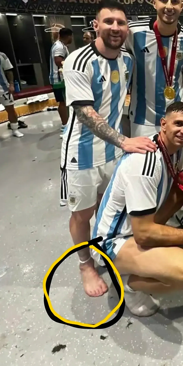 梅西的脚绝对是天生踢球的!