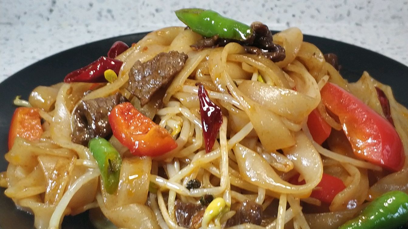 在家炒河粉不碎不粘锅有窍门,快来试试这个方法吧