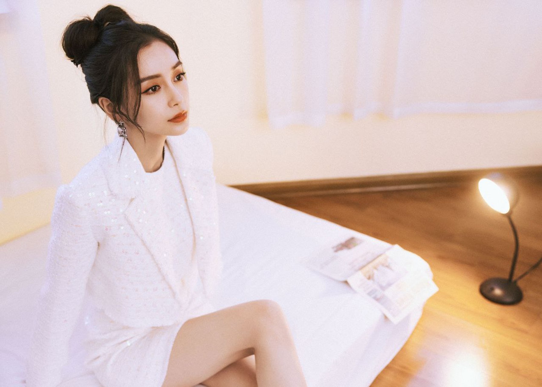 杨颖白色短裙床照,给摄影师加鸡腿!#女明星# #娱圈新动向# #美女