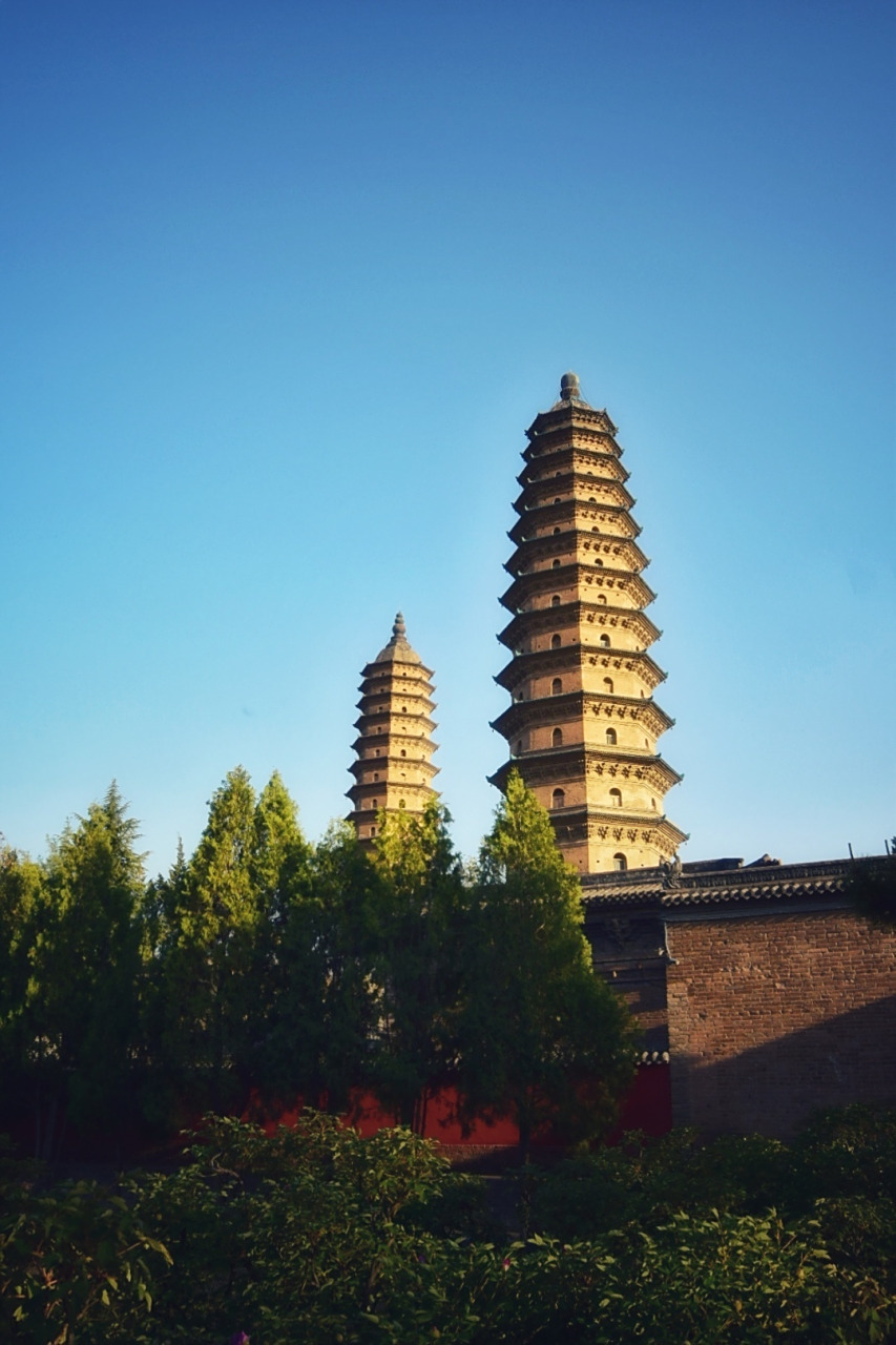 永祚双塔 永祚寺,位于太原市东南约三公里处的高冈上,其内正殿和配殿