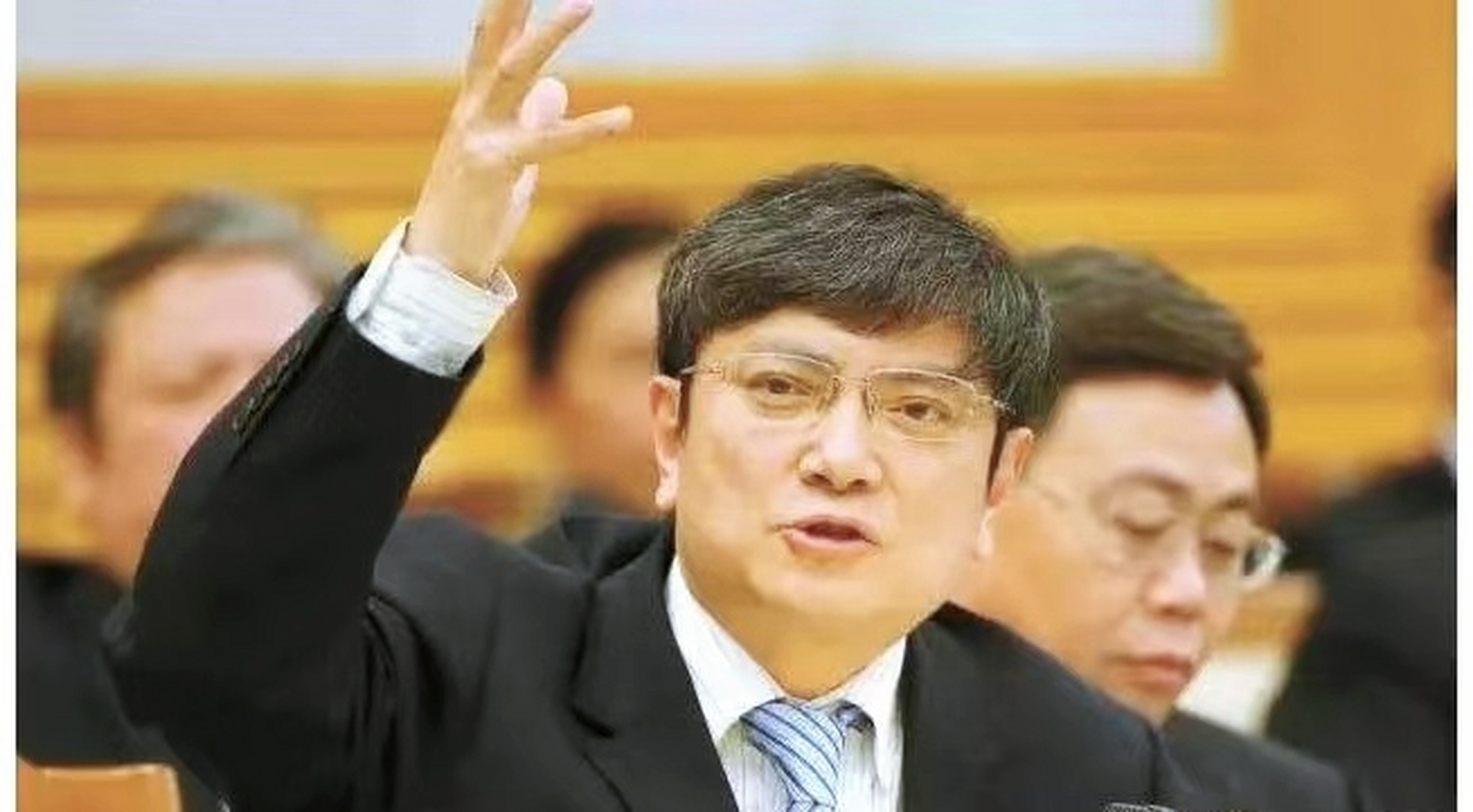 新上任的贵州大学校长郑强调任后,经过一个月的调研,在会议上一拍桌子