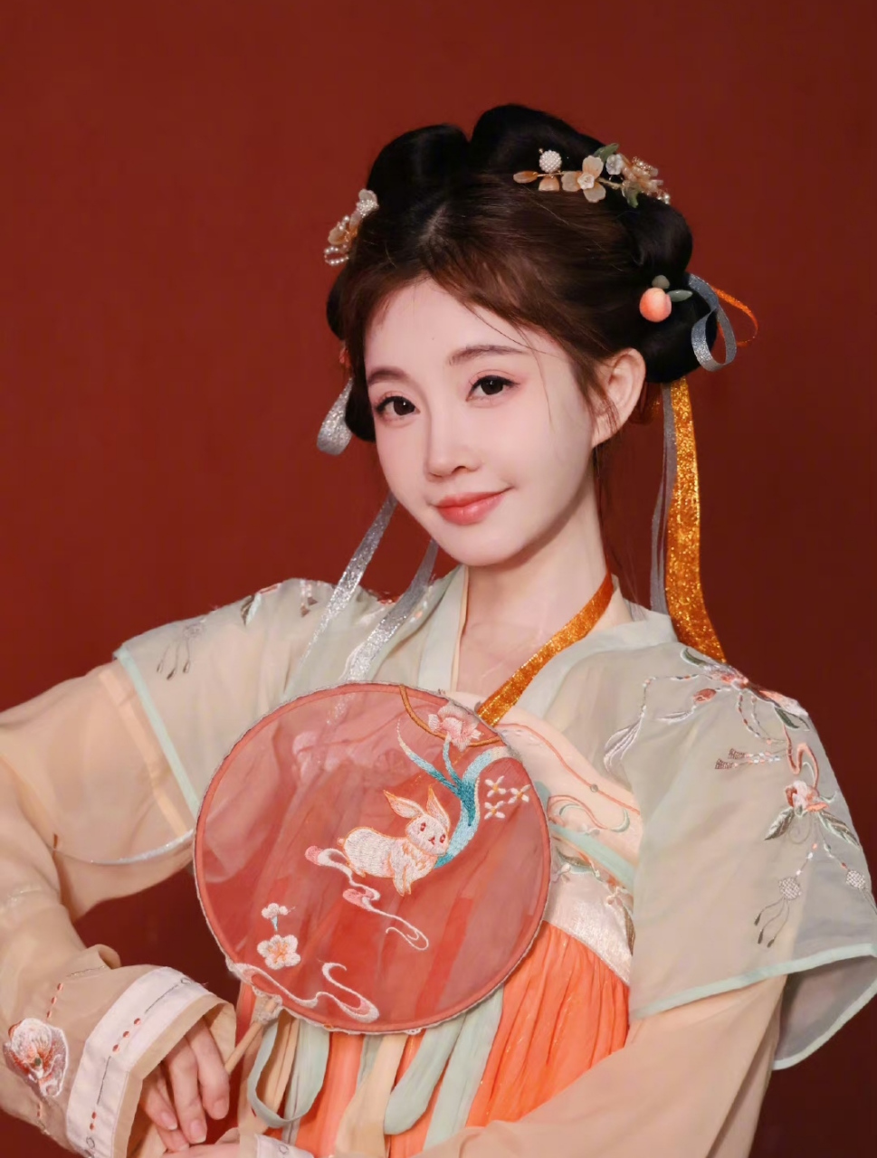 梳着古装发髻甜美俏皮,很像电视剧里的俏皮小丫头