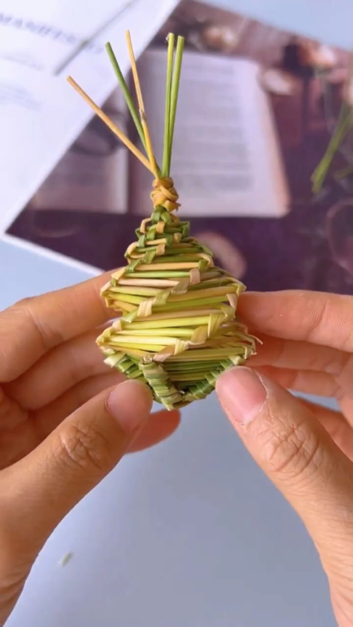 还记得小时候的这个草编蝈蝈笼吗?