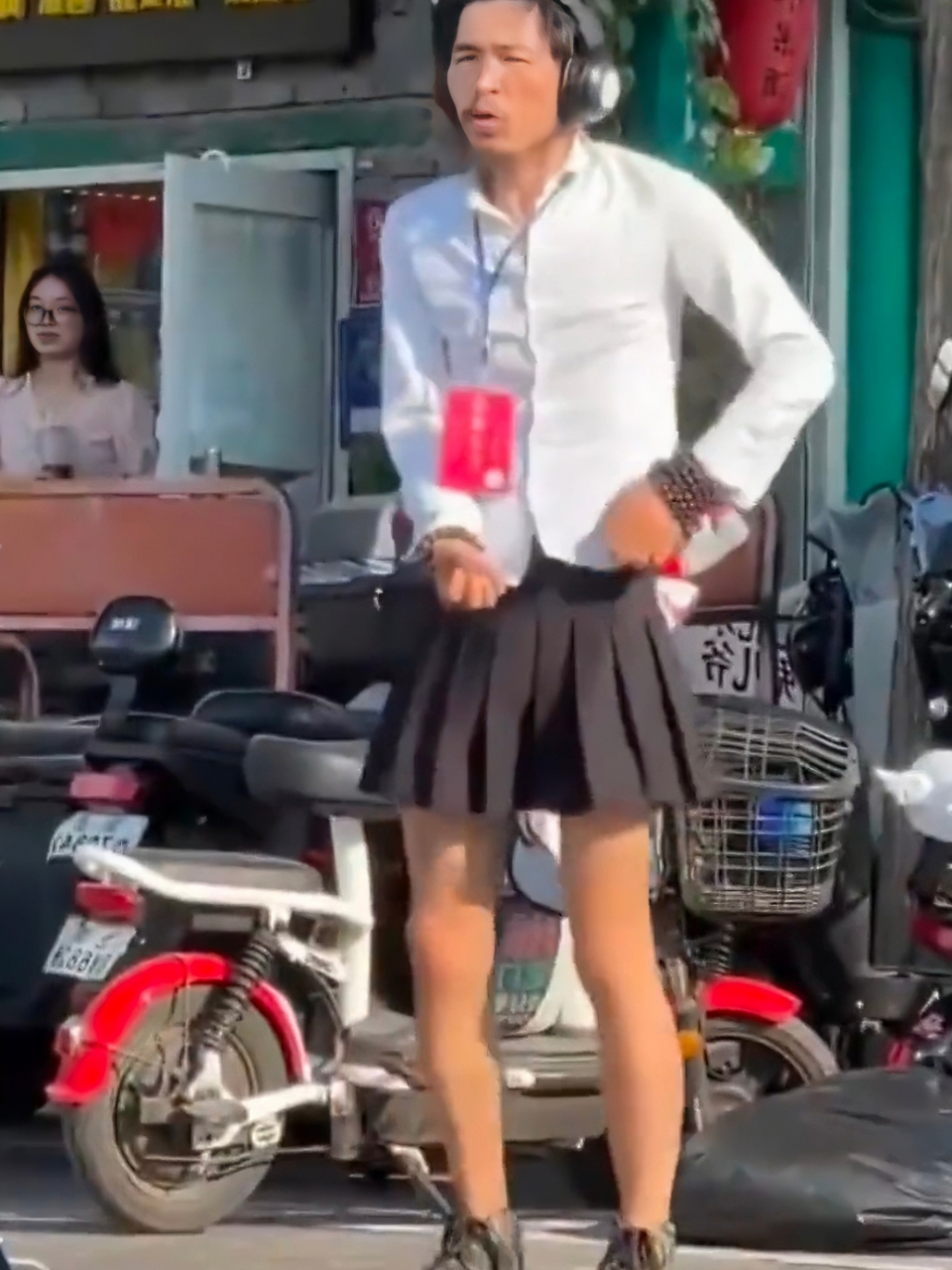 一男性精神病人身穿裙子在街头唱歌,精神病患者投入的样子,竟然让路人