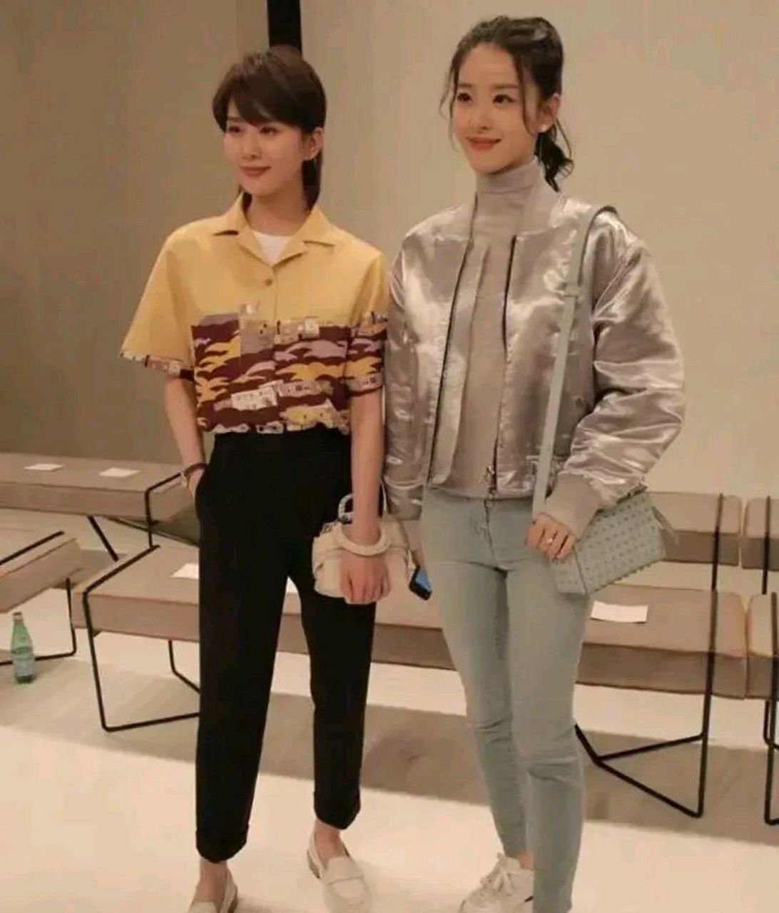 昔日气质女神刘诗诗与奶茶妹妹章泽天同框,二人穿着随意,风格气质却