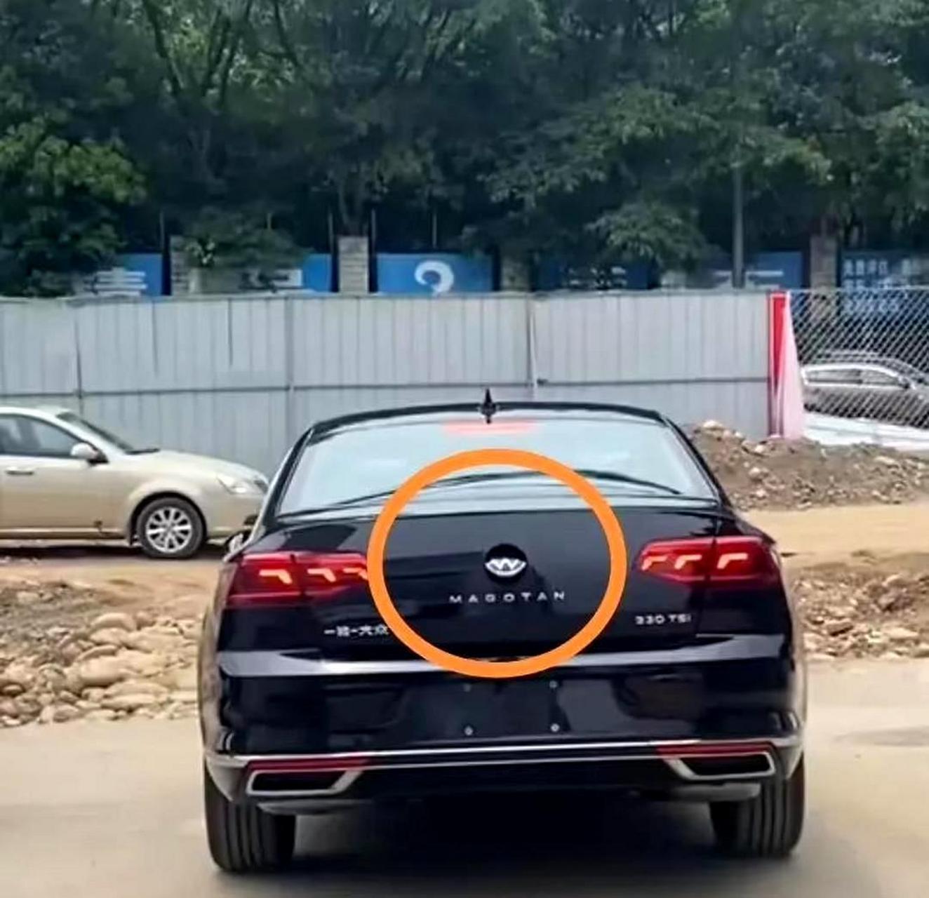 大众车标的倒车摄像头可以自动旋转.