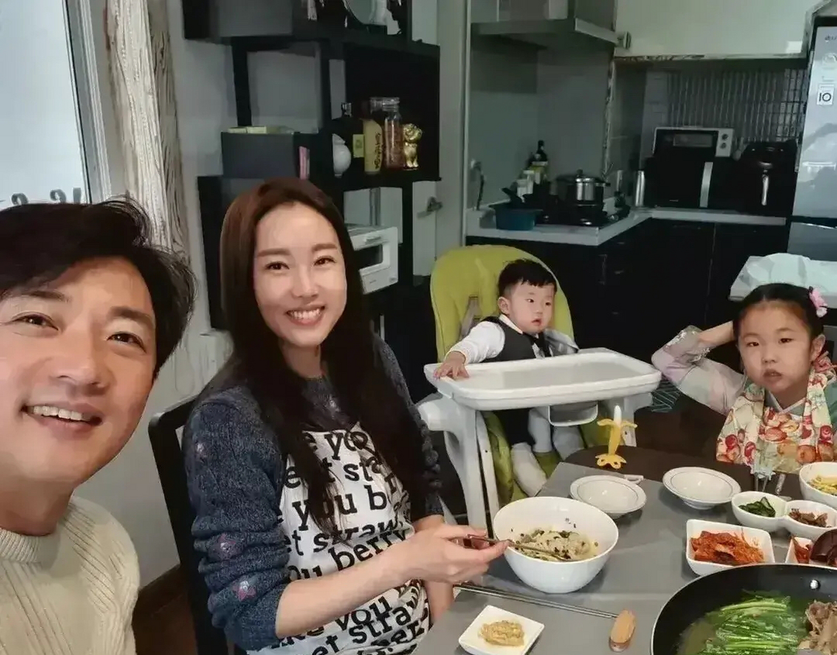 安在旭居家生活照,老婆长得好漂亮,儿女也非常可爱!