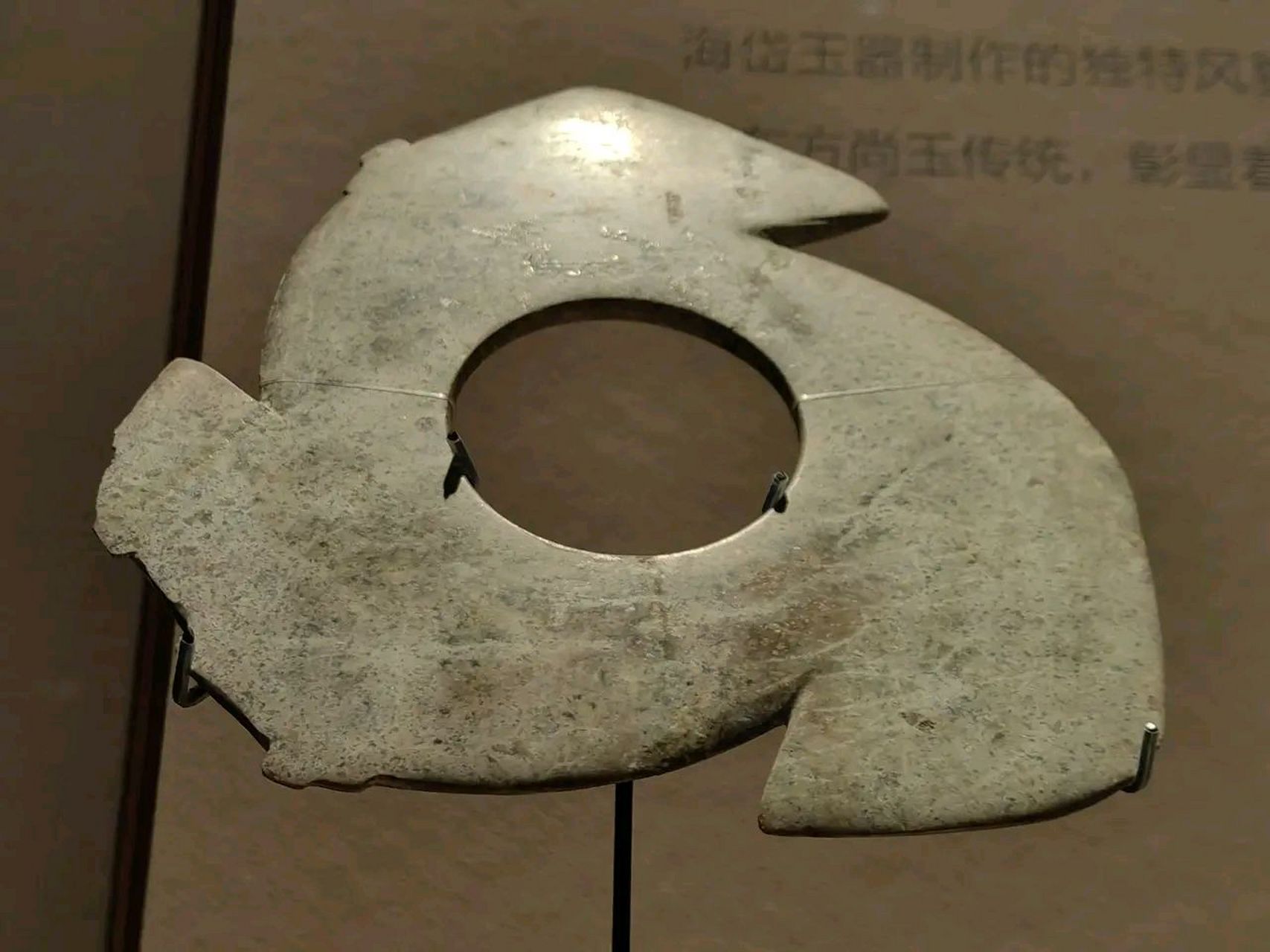 玉璋,玉刀都是山东龙山文化遗址出土器物,代表了古代东夷人对玉器的