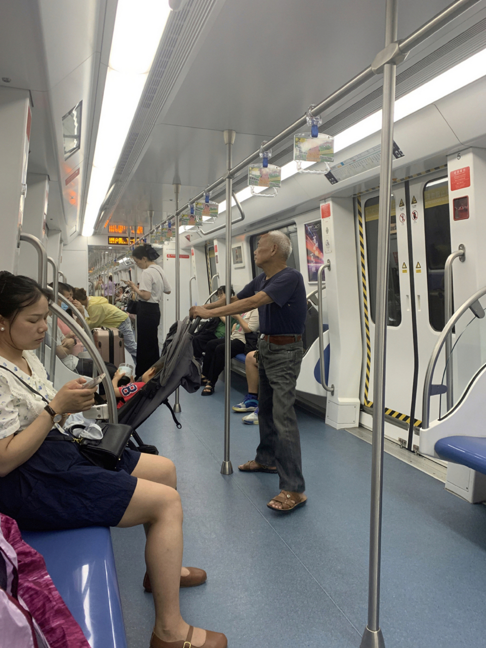 江南小城,地铁站行人稀少,没有大都市的繁华喧嚣,却有一份生活的安宁.